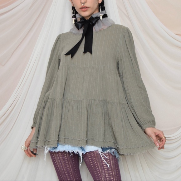 American Eagle Olive Tiered Open Back Long sleeve babydoll top. - Picture 2 of 4